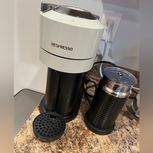 Nespresso coffee maker. Great condition. Lightly used.